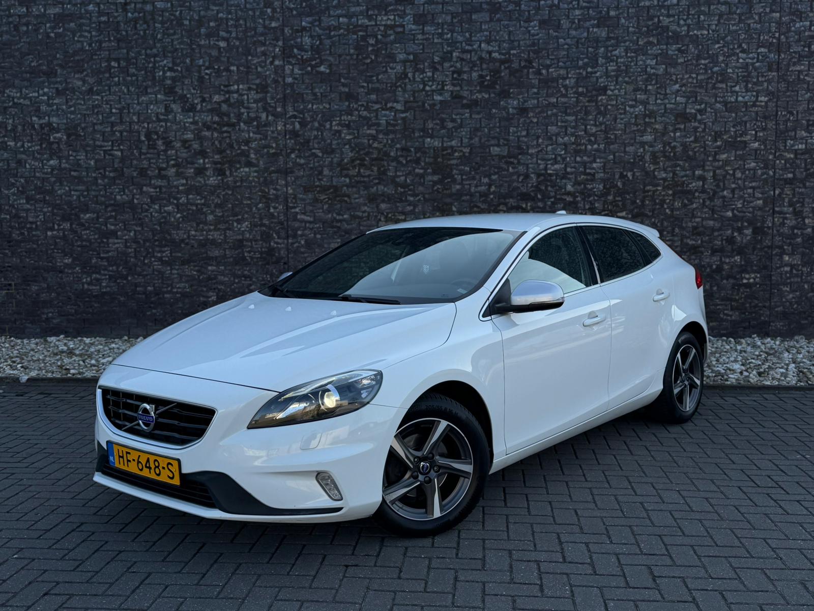 Volvo V40 D2 R-Design thumbnail 2